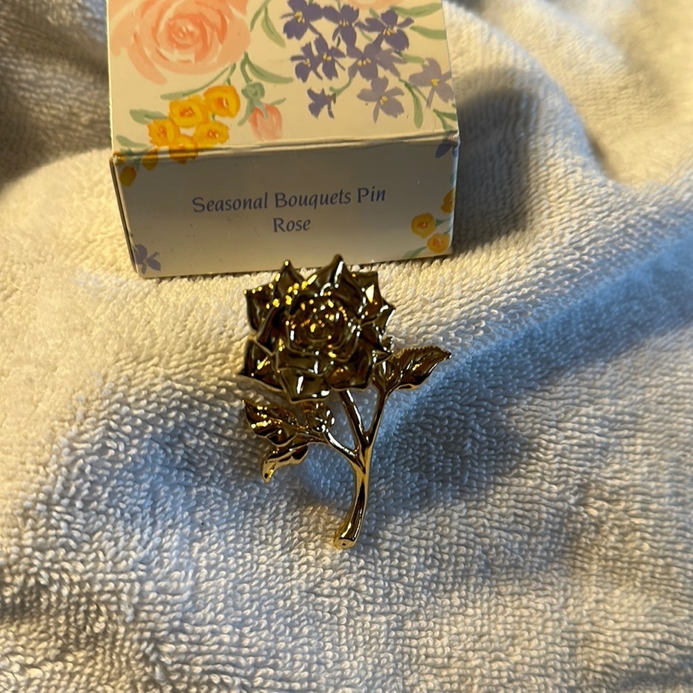 Avon Vintage 1991 Seasonal Bouquets Pin - Rose Goldtone